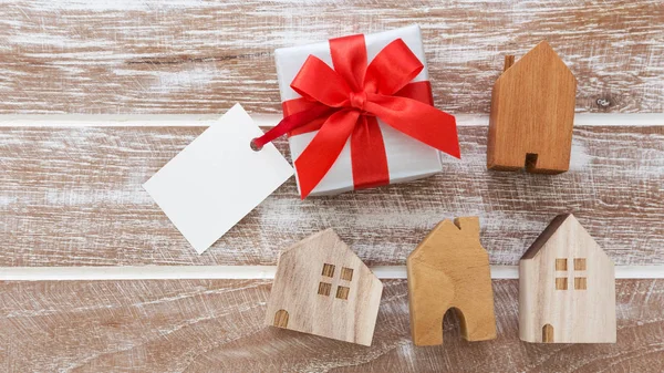 Модель домов с подарочной коробкой — стоковое фото