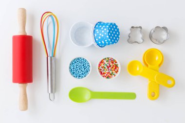 Beyaz arka plan üzerinde fırın mutfak eşyaları