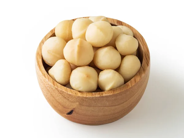 Орехи макадамии в деревянной чаше — стоковое фото