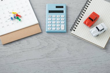 Takvim ile hesap makinesi ve oyuncak arabalar 