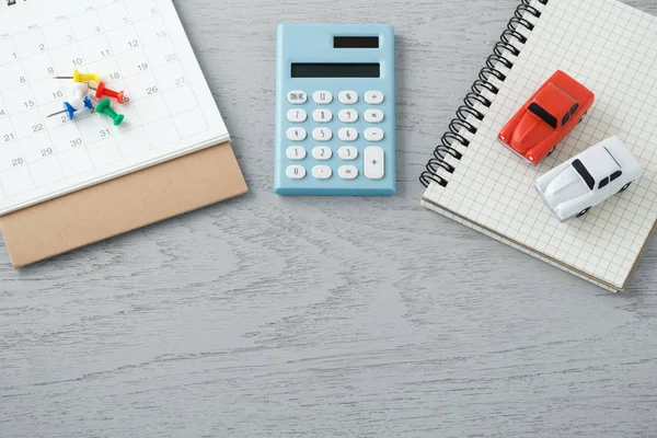 Calculator and toy cars with calendar — Stock Photo, Image