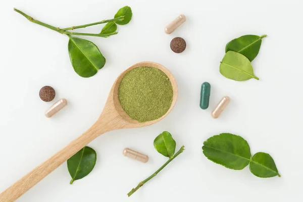 Herbal medicine with kaffir lime leaves — Stock Photo, Image