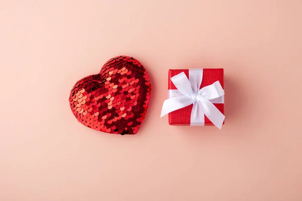 Parlak kalp ve kırmızı hediye kutusu, sevgililer günü — Stok fotoğraf
