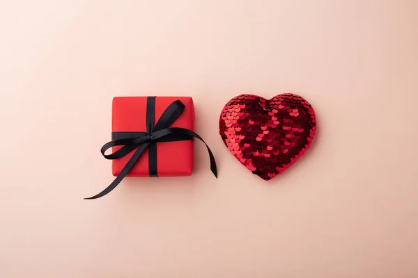 Kırmızı hediye kutusu ve parıltılı kalp, üst manzara. — Stok fotoğraf