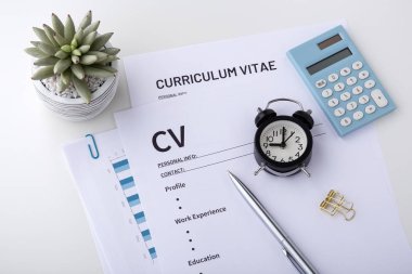 Beyaz masadaki kalem ve saatli Cv