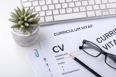 Özgeçmiş, müfredat ve klavyeli vitae.