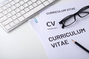 İş masasında CV ile iş görüşmesi
