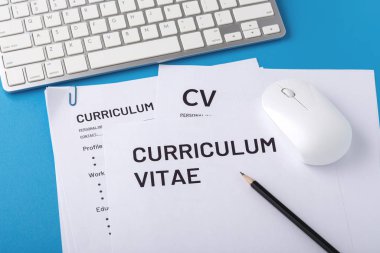 Mavi arkaplanda klavyesi olan müfredat vitae
