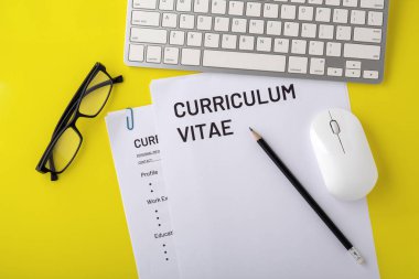 Klavye ve gözlüklü Cv, iş görüşmesi