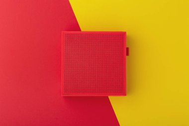 Kırmızı ve sarı arkaplanda kırmızı kablosuz hoparlör