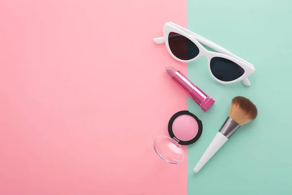 Produk kecantikan kosmetik pada latar belakang warna pastel — Stok Foto
