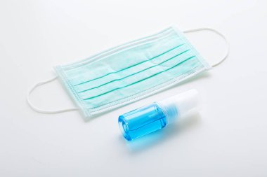 Coronavirus, covid-19 koruma maskesi ve alkol spreyi şişesi.