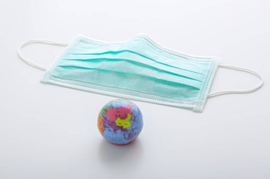 Cerrahi maske takan Coronavirus salgını. Virüs koruması ve önlenmesi.