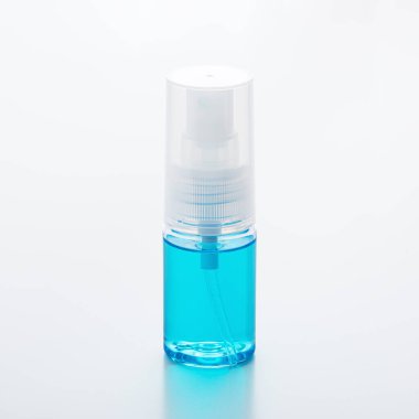 Alkol beyaz arka planda sprey şişede