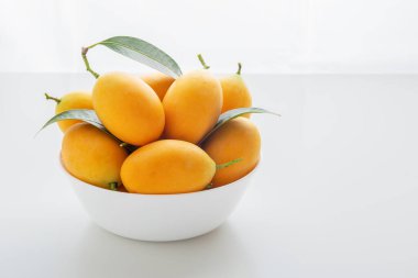 Beyaz masadaki beyaz kasede Marian eriği ya da plango