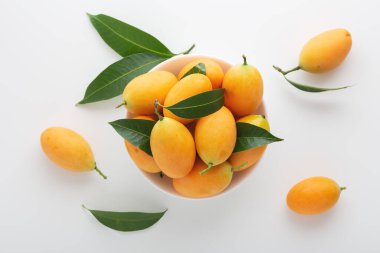 Marian eriği ya da erik mangosu beyaz kasede, üst manzara.