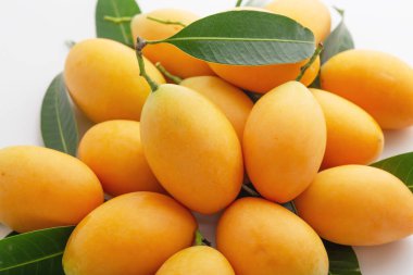 Marian eriği veya erik mangosu taze tropikal tatlı meyve