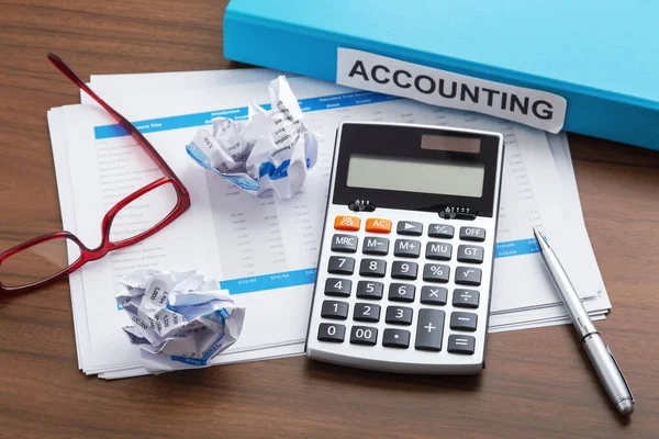 Rekenmachine Met Boekhoudbladen Verfrommeld Papier Houten Bureau Begrip Financiële Moeilijkheden — Stockfoto