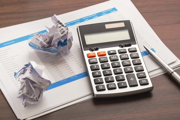 Kalkulačka Účetními Listy Zmačkaným Papírem Koncepce Finančních Potíží — Stock fotografie