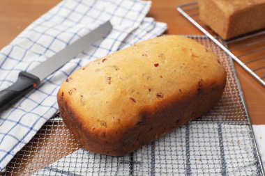 Mutfak masasında bıçaklı ev yapımı yabanmersinli ekmek.