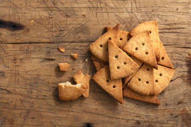 Kırsal ahşap arka planda karamelli bisküvi.