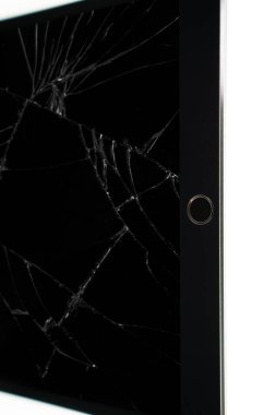 Kırık ekranlı izole tablet, beyaz arkaplanda çatlak retina ekranı