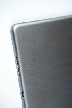 Tabletin arka tarafı çizilmiş, beyaz arkaplanda izole edilmiş, hoparlör ayrıntısı