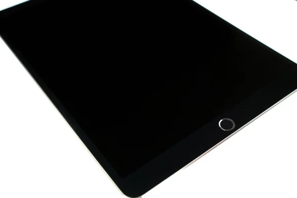 Yepyeni tablet beyaz arkaplanda izole edildi, ev düğmesi ayrıntısı
