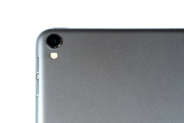 Yepyeni tablet beyaz arkaplanda izole edildi, kamera merceği ayrıntısı