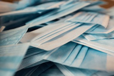 Antivirüs yüz maskesi üretimi. Solunum cihazları insanları Coronavirus 'a karşı korur, Covid-19.