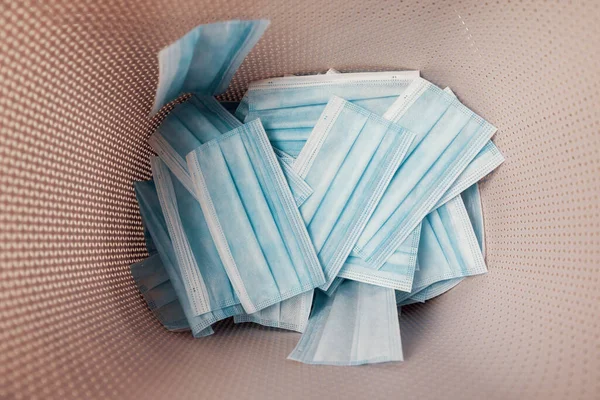 Antivirüs yüz maskesi üretimi. Solunum cihazları insanları Coronavirus 'a karşı korur, Covid-19.