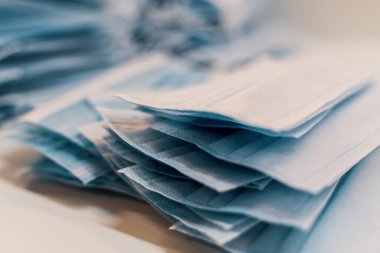 Antivirüs yüz maskesi üretimi. Solunum cihazları insanları Coronavirus 'a karşı korur, Covid-19.