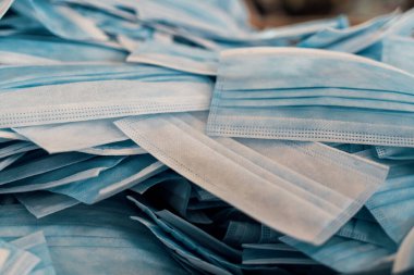 Antivirüs yüz maskesi üretimi. Solunum cihazları insanları Coronavirus 'a karşı korur, Covid-19.