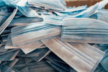 Antivirüs yüz maskesi üretimi. Solunum cihazları insanları Coronavirus 'a karşı korur, Covid-19.