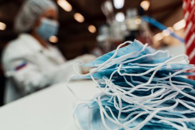 Antivirüs yüz maskesi üretimi. Solunum cihazları insanları Coronavirus 'a karşı korur, Covid-19.
