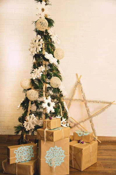Regali di Natale sotto l'albero di stile ecologico — Foto Stock