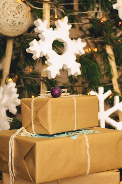 Presentes de Natal sob o estilo ecológico árvore — Fotografia de Stock