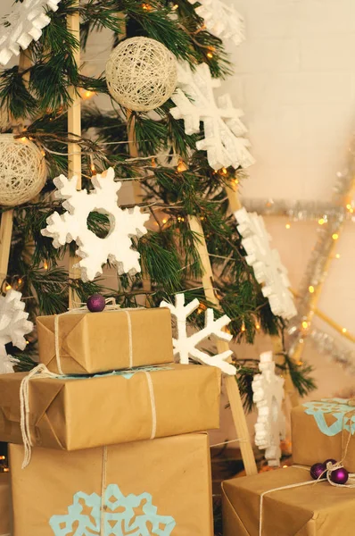 Regali di Natale sotto l'albero di stile ecologico — Foto Stock