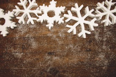 ahşap arka plan beyaz kar taneleri ile