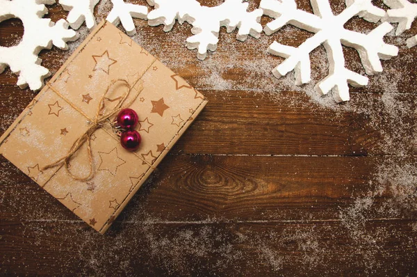 Scatola regalo di Natale con figura in legno — Foto Stock