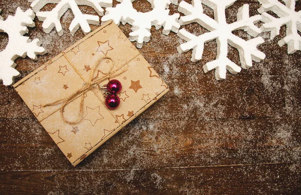 Scatola regalo di Natale con figura in legno — Foto Stock