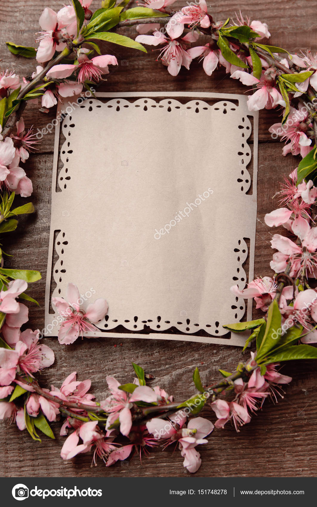 Nota cartolina fiori di pesco retr² di scrittura su un fiore di tavolo in legno d epoca pesco sullo sfondo della tabella Primavera fiori rosa — Foto di