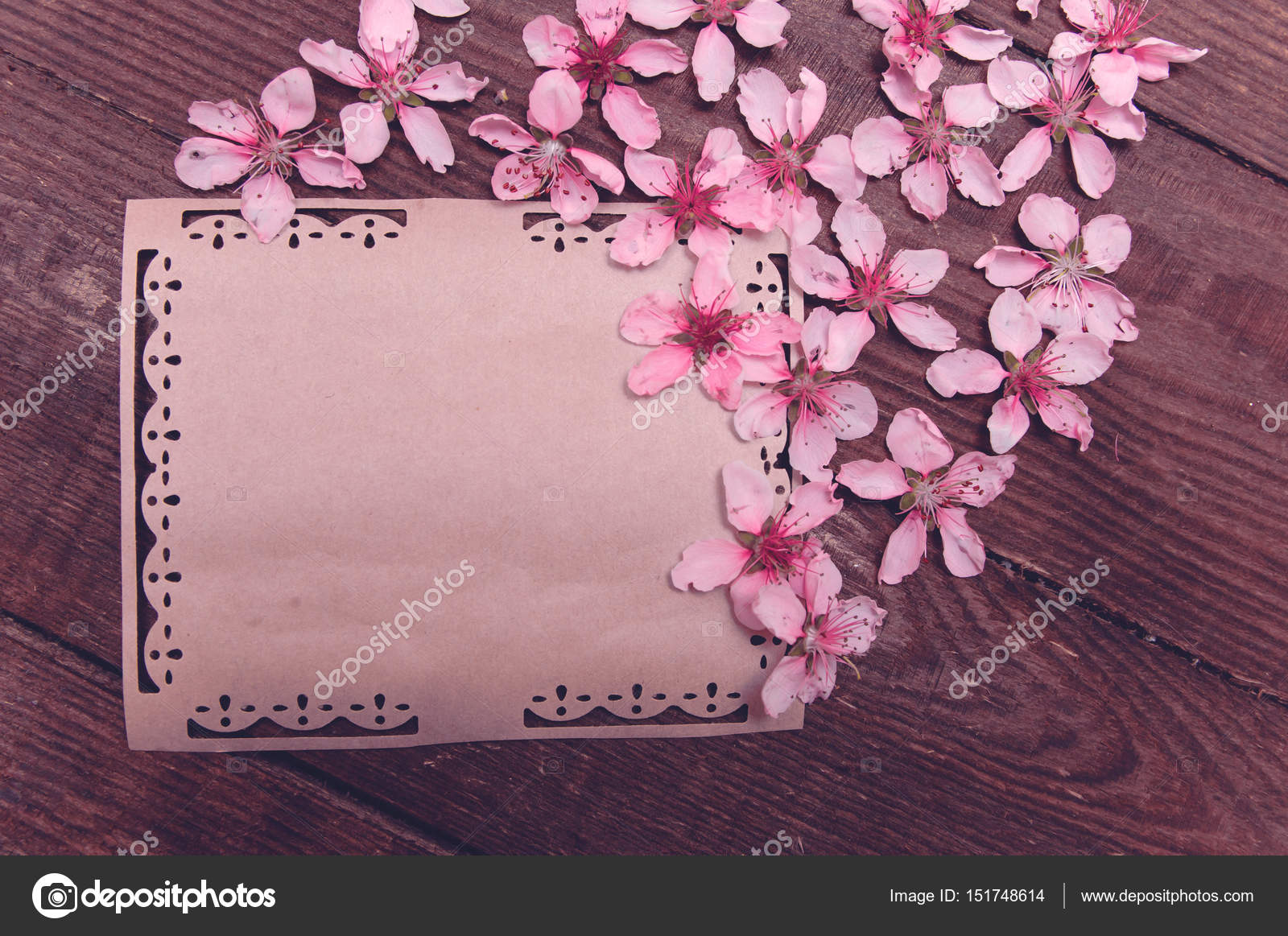 Nota cartolina fiori di pesco retr² di scrittura su un fiore di tavolo in legno d epoca pesco sullo sfondo della tabella Primavera fiori rosa — Foto di