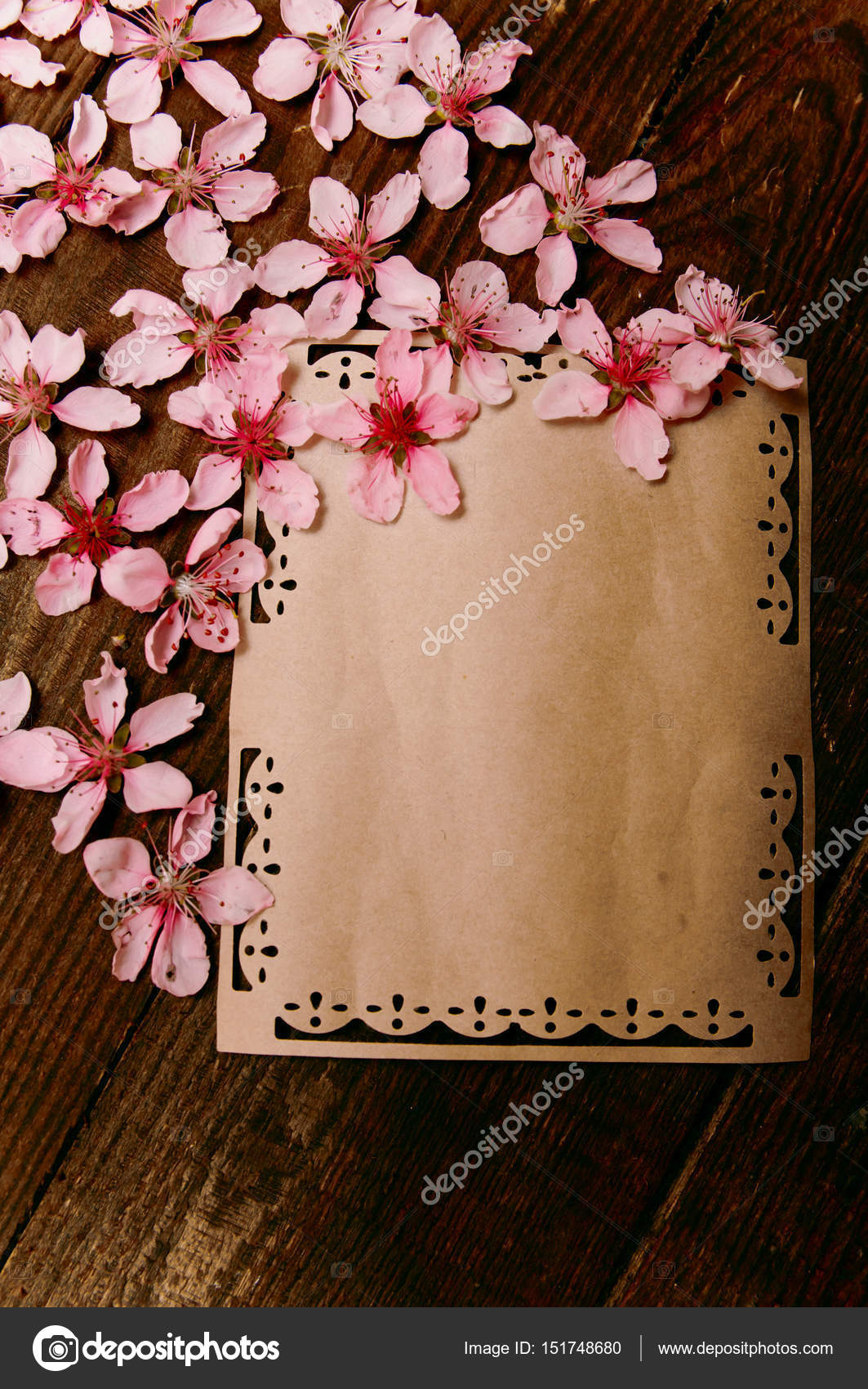 Nota cartolina fiori di pesco retr² di scrittura su un fiore di tavolo in legno d epoca pesco sullo sfondo della tabella Primavera fiori rosa — Foto di