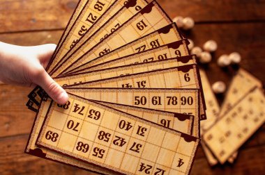 Aile klasiği ilginç loto tombala oyunu, elinde bir fıçı bira.