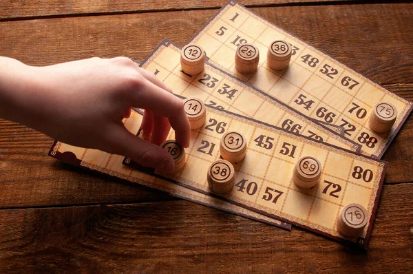 Familie Jahrgang Interessantes Lotto Bingo Spiel Die Hand Hält Ein — Stockfoto