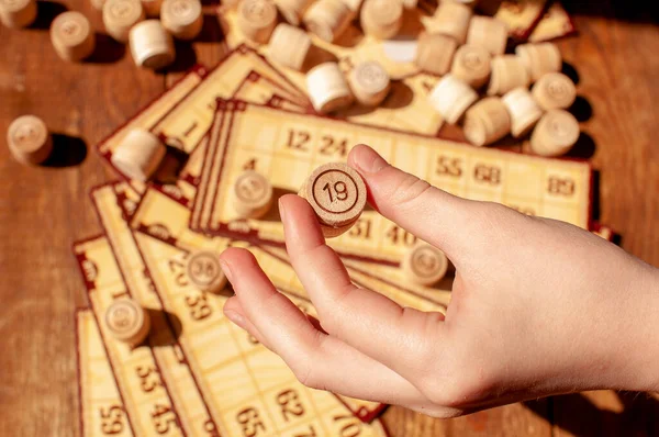 Familia Vintage Interesante Juego Bingo Lotería Mano Tiene Barril Con Imagen de archivo
