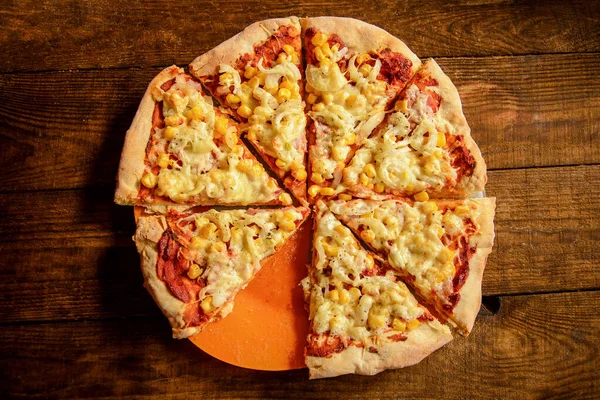 Pizza Gotowana Domu Jest Pokrojona Kawałki Leży Drewnianym Stole — Zdjęcie stockowe