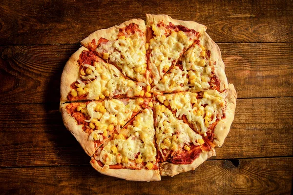 Pizza Gătită Domiciliu Este Tăiată Bucăți Află Masă Lemn — Fotografie, imagine de stoc