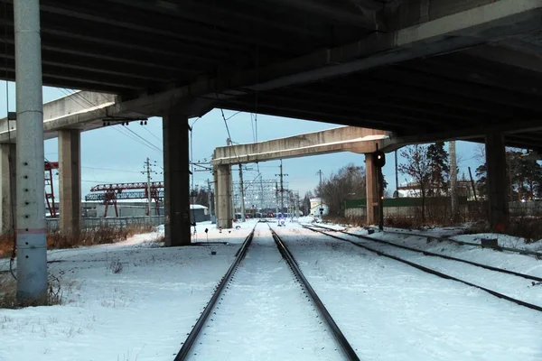 Köprünün altında kışın tren istasyonu